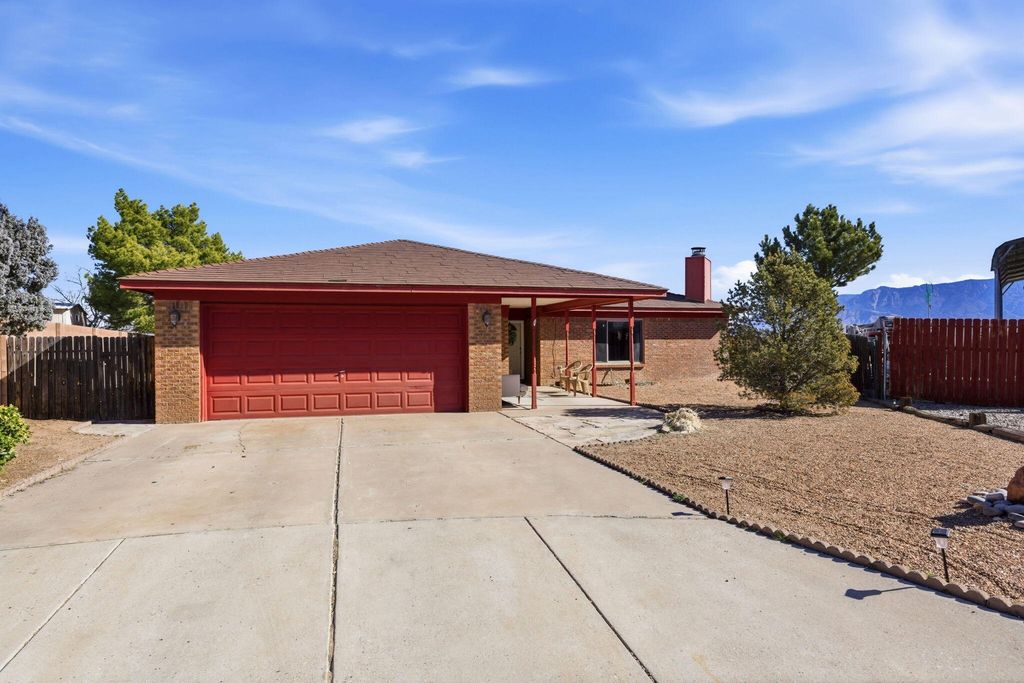 Image 3 of property listing at 10012 Clearwater Court NW, Albuquerque, NM 87114