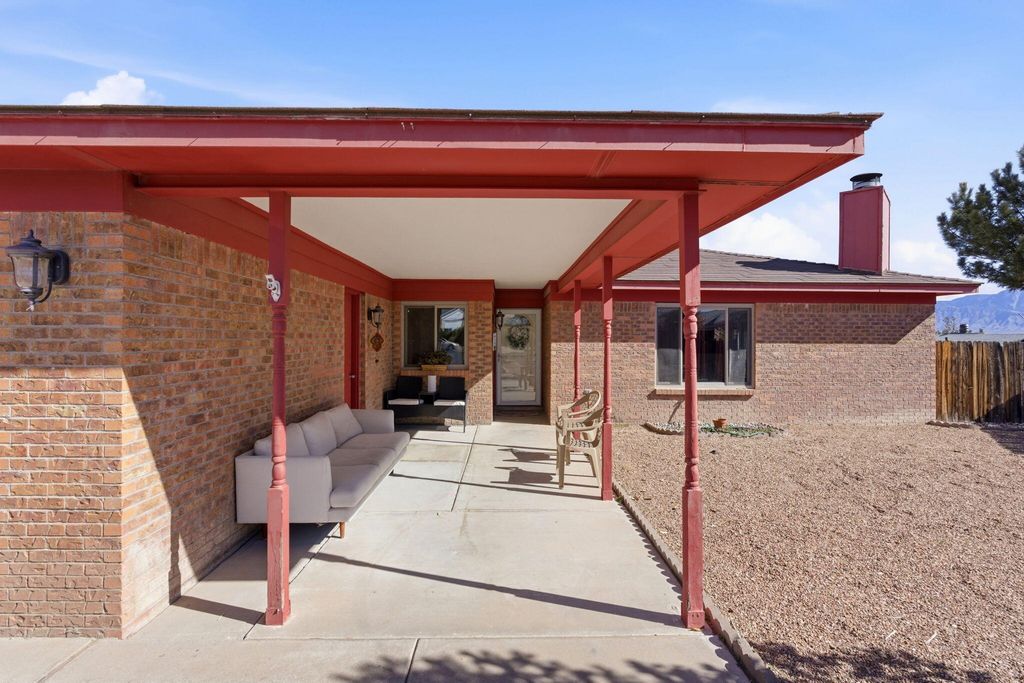 Image 4 of property listing at 10012 Clearwater Court NW, Albuquerque, NM 87114