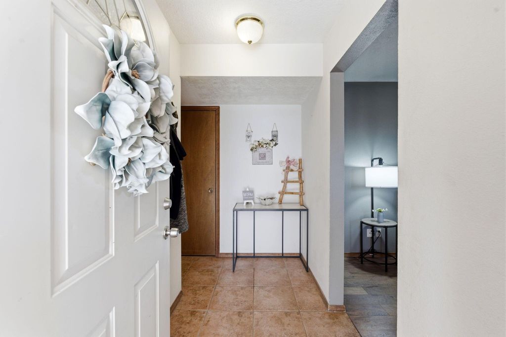 Image 5 of property listing at 10012 Clearwater Court NW, Albuquerque, NM 87114