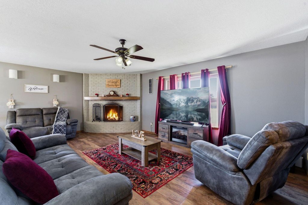 Image 6 of property listing at 10012 Clearwater Court NW, Albuquerque, NM 87114