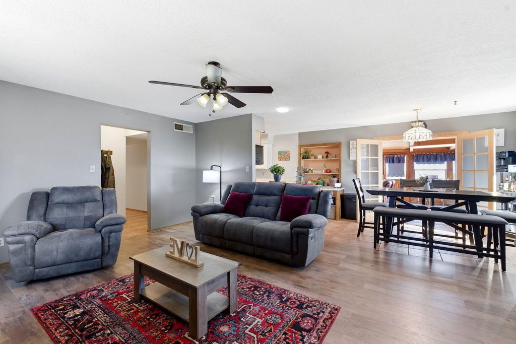 Image 8 of property listing at 10012 Clearwater Court NW, Albuquerque, NM 87114