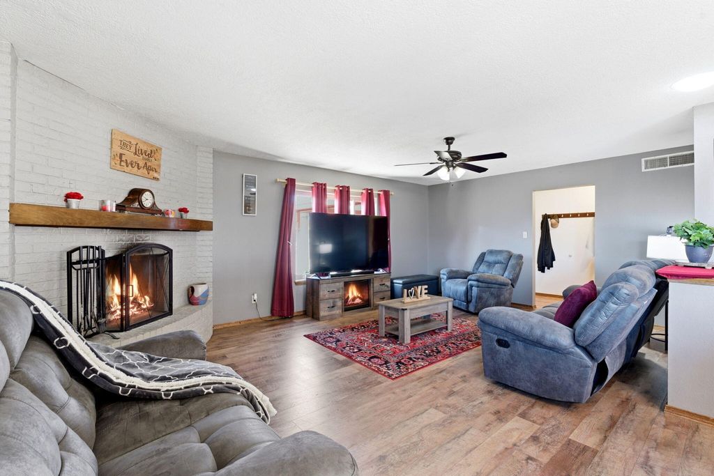 Image 9 of property listing at 10012 Clearwater Court NW, Albuquerque, NM 87114