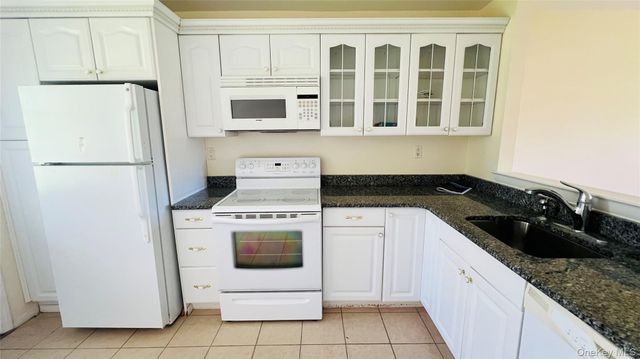 399 Woodbridge A, Ridge, NY 11961