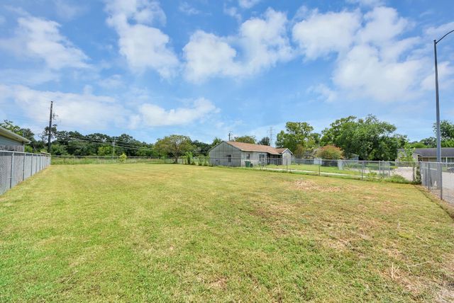 5743 Rue Street, Houston, TX 77033