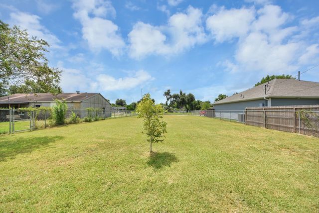 5743 Rue Street, Houston, TX 77033