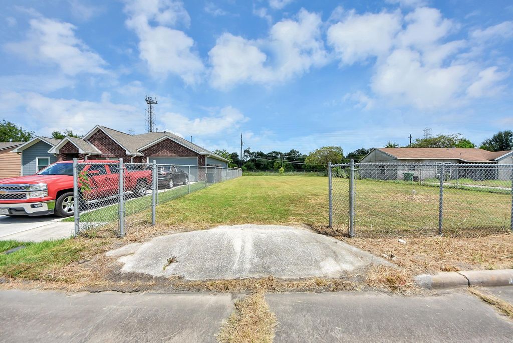5743 Rue Street, Houston, TX 77033