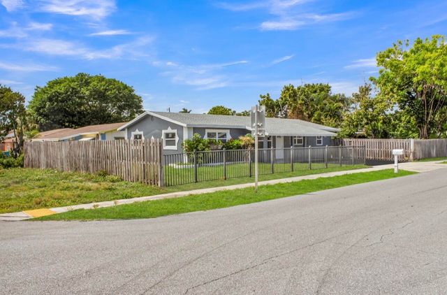 915 SW 3RD Street, Boynton Beach, FL 33435