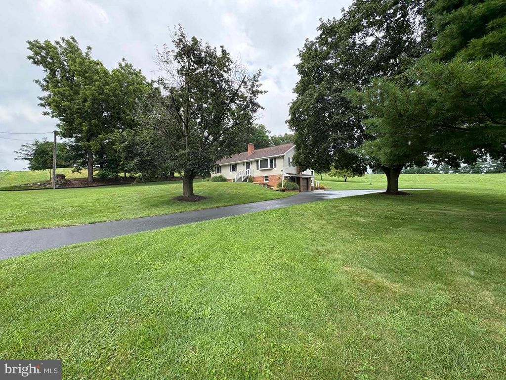 107 N COLEBROOK RD, Manheim, PA 17545