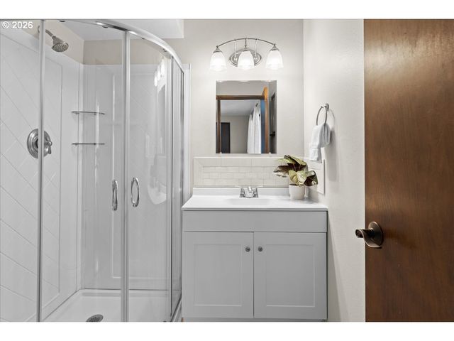 23520 Ne HOLLADAY Pl, Wood Village, OR 97060