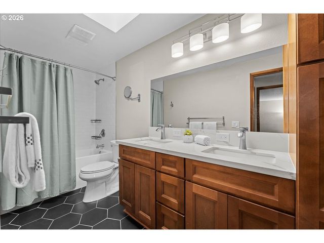 23520 Ne HOLLADAY Pl, Wood Village, OR 97060