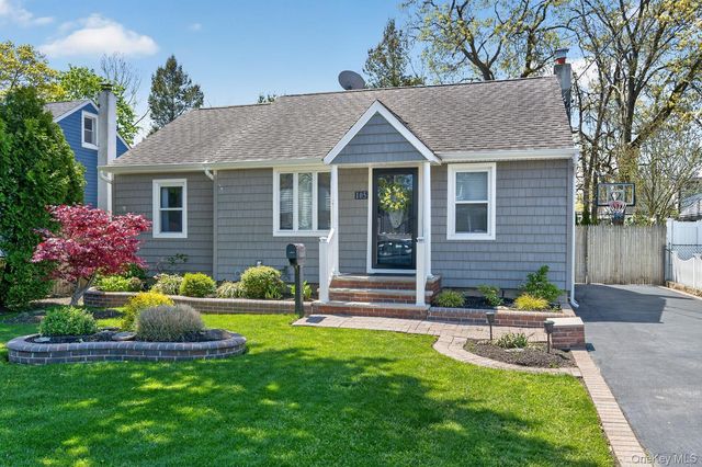 105 N Hamilton Avenue, Lindenhurst, NY 11757