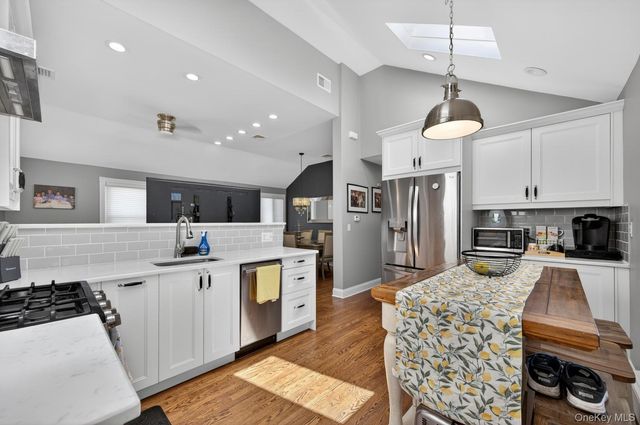105 N Hamilton Avenue, Lindenhurst, NY 11757