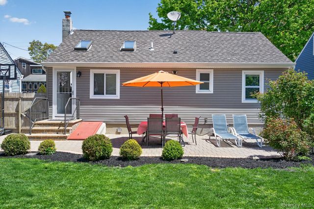 105 N Hamilton Avenue, Lindenhurst, NY 11757