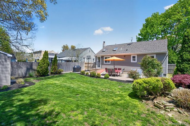 105 N Hamilton Avenue, Lindenhurst, NY 11757