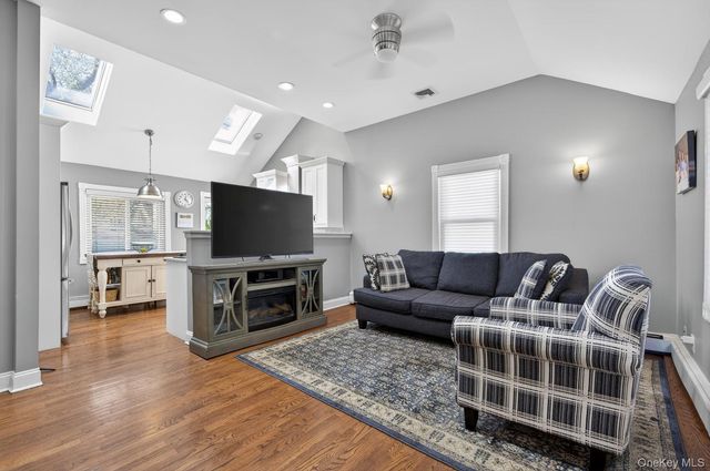 105 N Hamilton Avenue, Lindenhurst, NY 11757