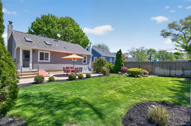 105 N Hamilton Avenue, Lindenhurst, NY 11757