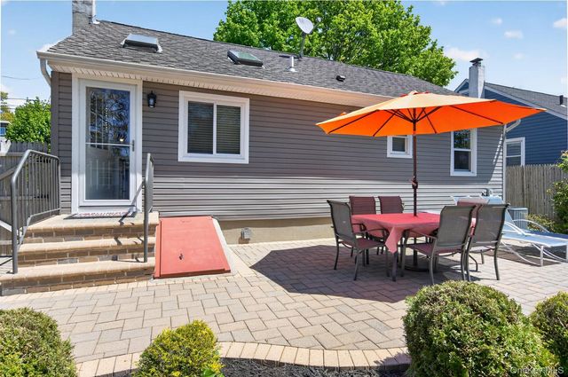 105 N Hamilton Avenue, Lindenhurst, NY 11757