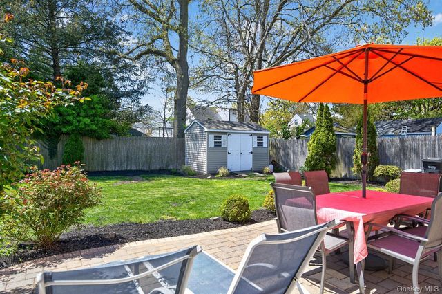 105 N Hamilton Avenue, Lindenhurst, NY 11757