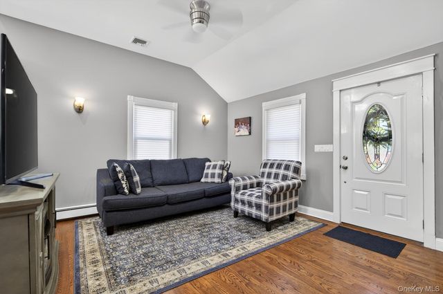 105 N Hamilton Avenue, Lindenhurst, NY 11757