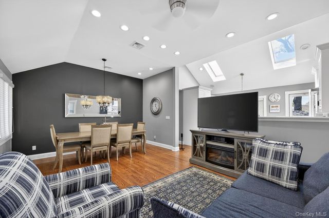 105 N Hamilton Avenue, Lindenhurst, NY 11757