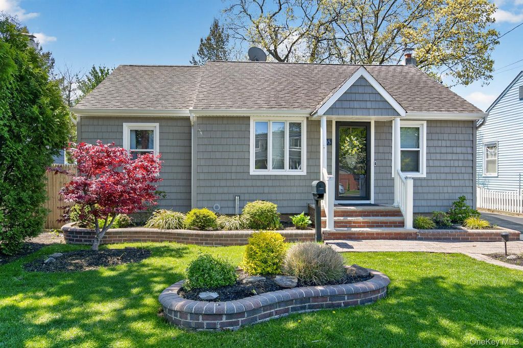 105 N Hamilton Avenue, Lindenhurst, NY 11757
