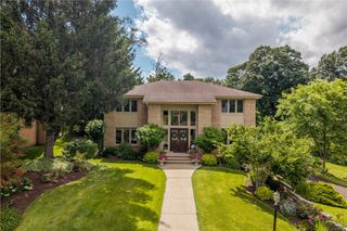 1029 Tall Trees Dr, Upper St Clair, PA 15241