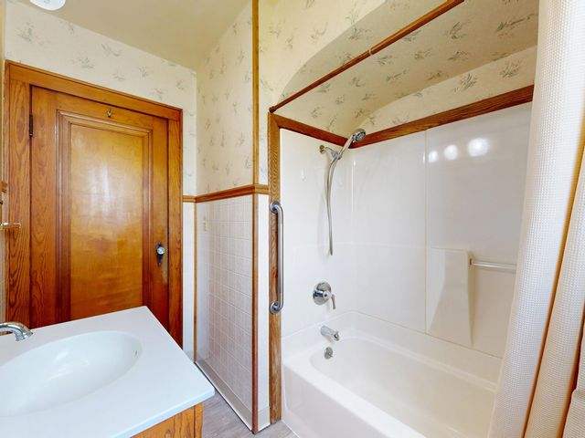 2562 Midland Road, Bay City, MI 48706