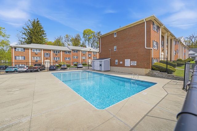 27 Arlington Road 13, Woburn, MA 01801
