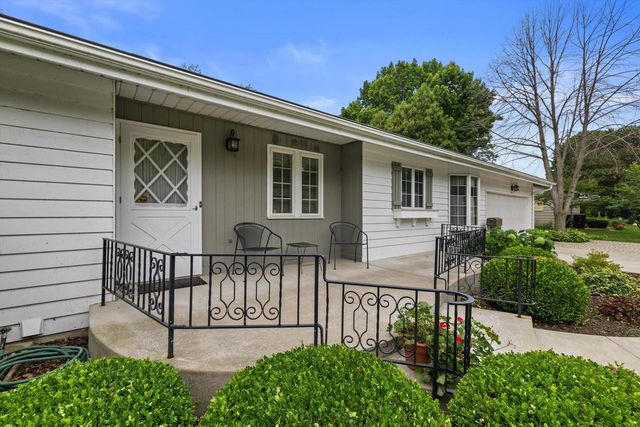 239 Old Pine CIRCLE, Wind Point, WI 53402