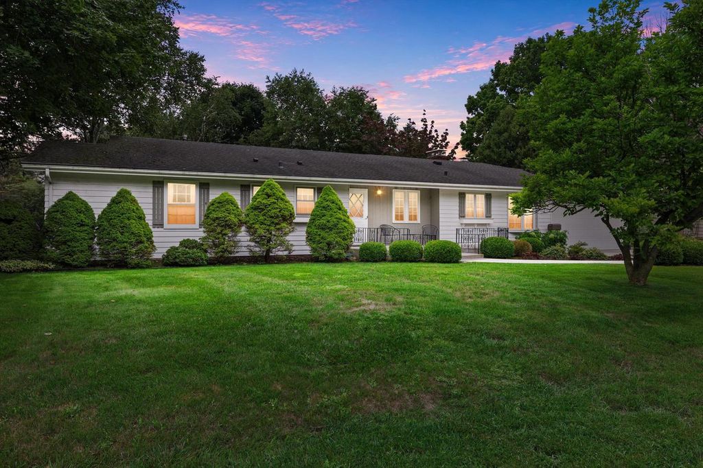 239 Old Pine CIRCLE, Wind Point, WI 53402