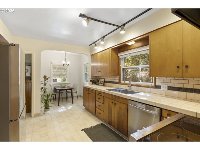 1816 Se 12TH Ave, Portland, OR 97214