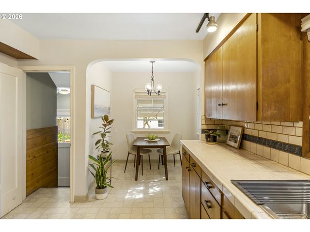 1816 Se 12TH Ave, Portland, OR 97214