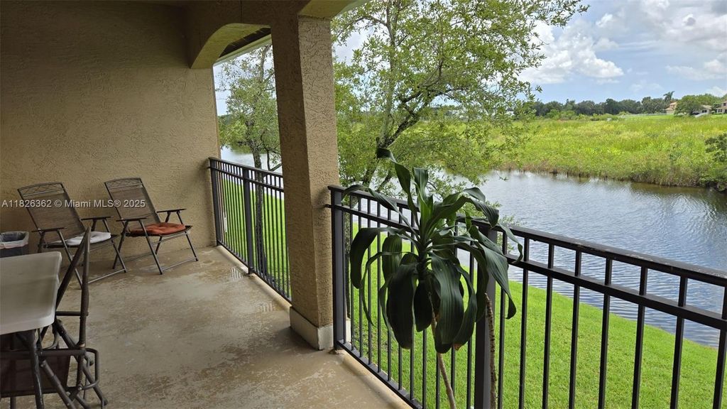 230 SW 117th Ter, Pembroke Pines, FL 33025