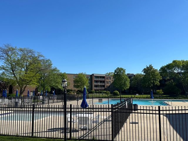 909 E Kenilworth Avenue 420, Palatine, IL 60074