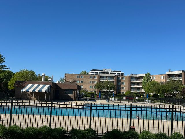 909 E Kenilworth Avenue 420, Palatine, IL 60074