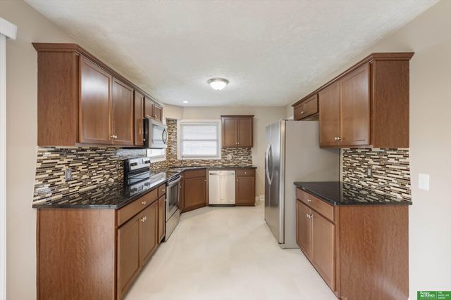 10934 Prairie Village Drive, Omaha, NE 68124