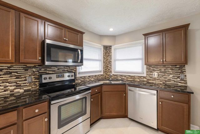 10934 Prairie Village Drive, Omaha, NE 68124