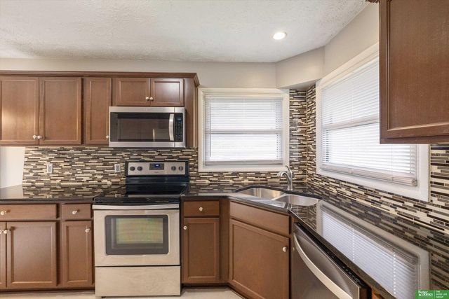 10934 Prairie Village Drive, Omaha, NE 68124