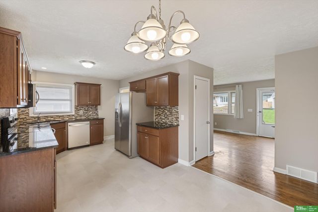 10934 Prairie Village Drive, Omaha, NE 68124
