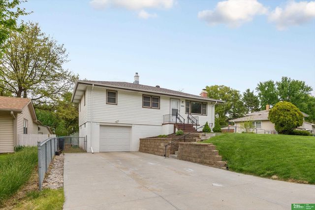 10934 Prairie Village Drive, Omaha, NE 68124