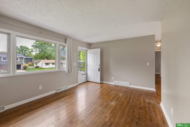 10934 Prairie Village Drive, Omaha, NE 68124