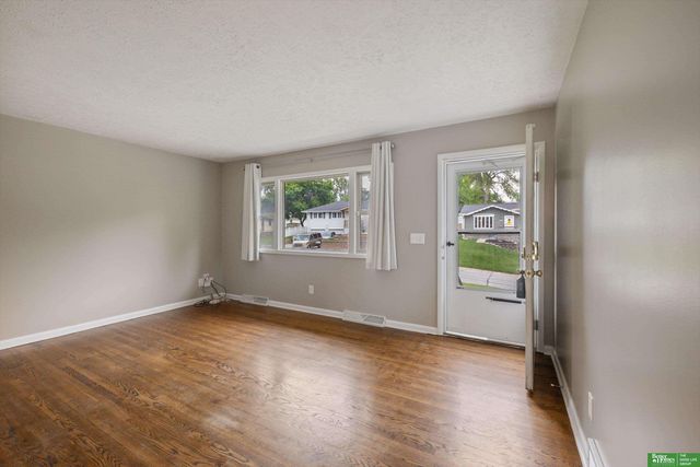 10934 Prairie Village Drive, Omaha, NE 68124