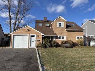 26 Polo Lane, Westbury, NY 11590