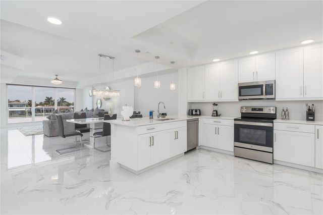 415 ISLAND WAY 207, Clearwater Beach, FL 33767