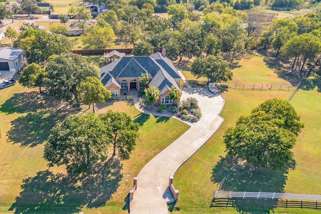 225 Sherry Lane, Burleson, TX 76028