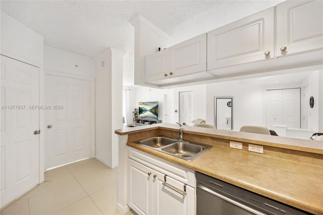 17100 N Bay Road 1810, Sunny Isles Beach, FL 33160
