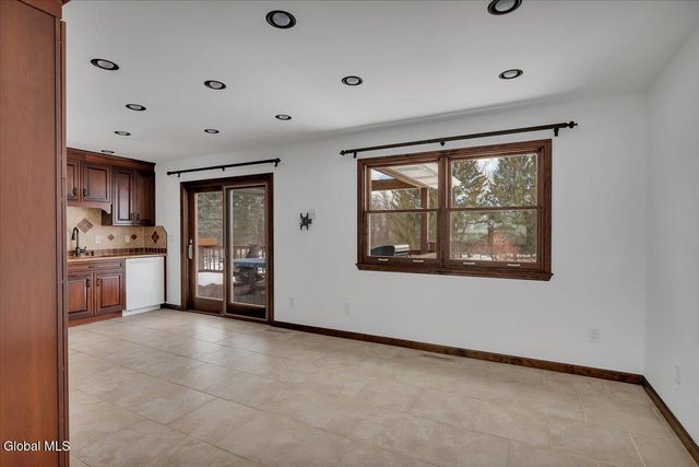 31 Tanners Lane, Rensselaer, NY 12144