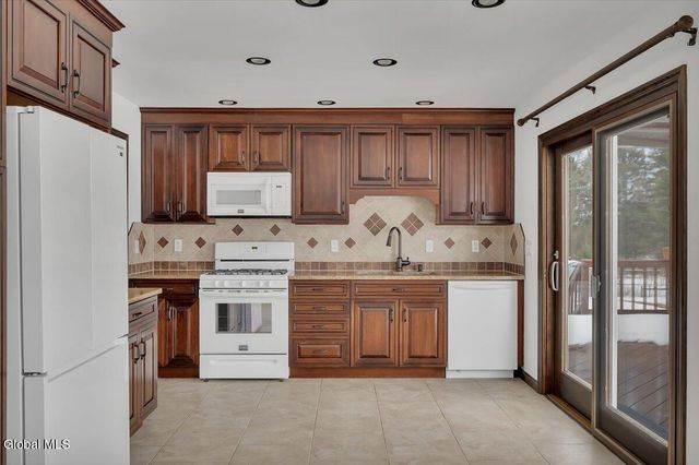 31 Tanners Lane, Rensselaer, NY 12144