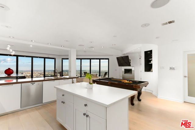 8308 Grand View Drive, Los Angeles, CA 90046