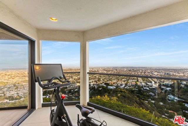 8308 Grand View Drive, Los Angeles, CA 90046